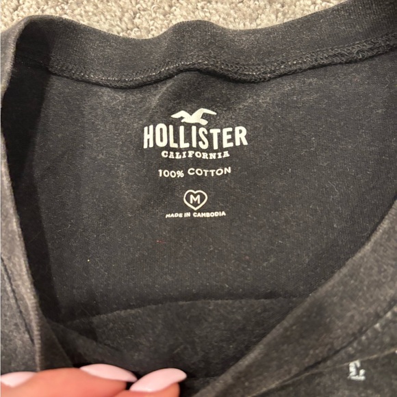 Hollister Graphic T-Shirt - Picture 2 of 3